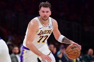 防不了！东契奇低位背身单打命中高难度跳投