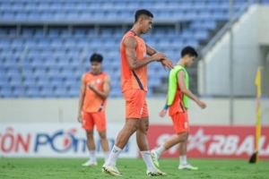 效力越南联赛满5年！外媒：身高1.95米的巴西中卫杜飞龙入籍越南