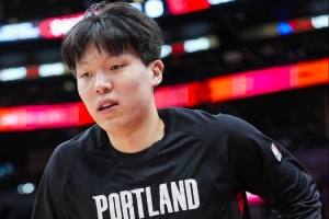 解说：杨瀚森有点不适应这个节奏 半场就4犯 后面的时间很难保持