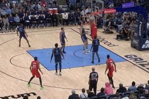 ️这个转身帅！杨瀚森转身抹过埃迪双手暴力灌篮！