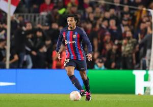 记者：孔德已经找弗里克交谈，并明确表达想踢中卫