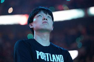 完全不在一个级别！杨瀚森毫无比赛感觉 首次首发半场8分钟1板4犯