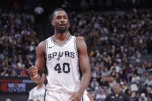 苦苦支撑！哈里森·巴恩斯人缝中左手勾手再中 包揽马刺本节10分