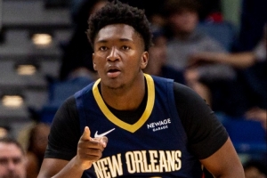 媒体人：鹈鹕还是要狠狠练奎因 他和墨菲合砍65分让人看到了希望