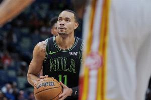 空中漫步！麦戈文斯突破回头望月拉杆上篮