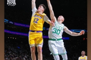 拉拉维亚滑翔单臂劈扣！蒂耶罗调侃：他跳得最高的一次