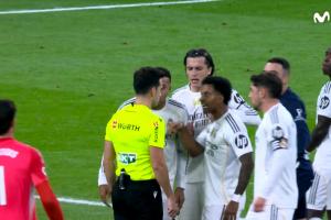 主裁连掏5张牌！罗德里戈怒喷：放尊重点，看看你现在在哪？
