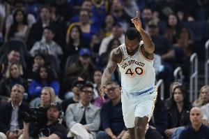 手感火热！福克斯快速反击找到底角巴恩斯 三分手起刀落