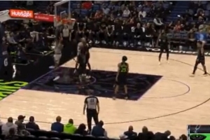 啃老啊！巴恩斯上篮助马刺破得分荒 随后转身大幅度后仰也有