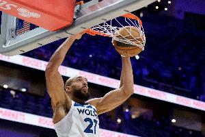 华子：戈贝尔在场时对手不敢轻易冲筐 我们无法弥补他的空缺