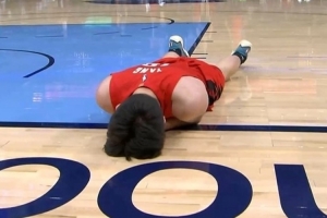 开拓者媒体人：杨瀚森已倒地裁判为何不吹停比赛并关照一下球员？