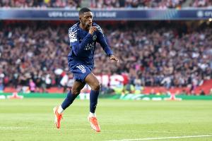 记者：登贝莱因病缺席本轮欧冠，舍瓦利耶脚踝仍然不适