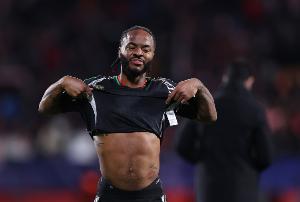 30万周薪0出场！电讯报：孔帕尼关窗前45分钟联系斯特林 但被拒绝