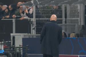 心事重重？利物浦点射绝杀，斯洛特低头踱步双手插兜没有庆祝