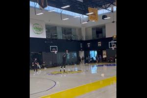 怎么和领导打球的？雷迪克和东契奇比拼中场3分 心态被投崩了