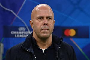 5000名利物浦球迷支持斯洛特，在欧冠比赛中多次高唱斯洛特之歌