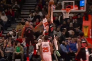 摧枯拉朽！唐斯中路突击 起飞滑翔力压珀尔特尔单臂暴力灌筐