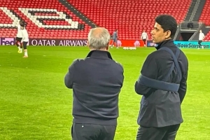 带伤督战！巴黎圣日耳曼主席纳赛尔手打石膏，观看球队训练