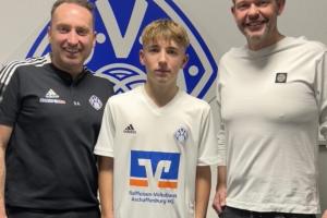 0元购！3年前14岁卡尔自由身加盟拜仁，去年在U17梯队18场造38球