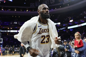 决胜时刻仍能接管比赛！因开赛慢热而被看衰的老詹用实际行动打脸