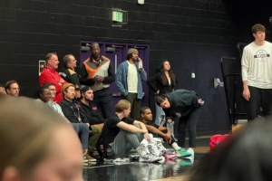 老传统！队记：阿夫迪亚等开拓者众将来G联赛现场 支持混音队比赛