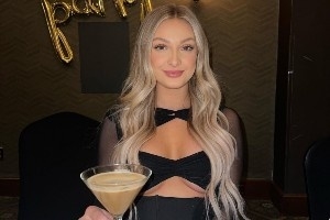 性感迷人！哈利伯顿未婚妻晒观战照to网友：来和我坐在一起看球吧