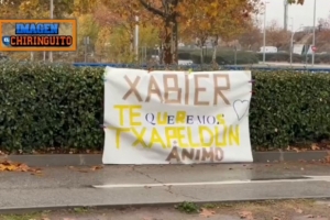 皇马球迷基地外挂横幅支持阿隆索：我们爱你，冠军，加油！