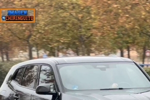 贝林厄姆抵达皇马基地时眉骨处贴着纱布，此前被伊格莱西亚斯肘击