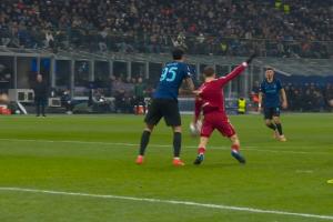 卡佩罗：利物浦点球不该判，维尔茨假摔，拉人动作每个角球都会有