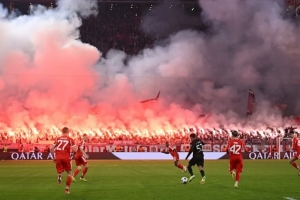 图片报：拜仁3月因燃放焰火被罚款 此次再犯预计将部分关闭南看台