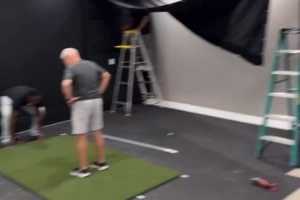 期待随时随地挥杆！詹姆斯晒家中安装高尔夫模拟器动态