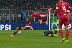 劳塔罗滑铲铲飞罗伯逊，裁判出示黄牌