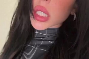 亚马尔前女友虽然和大家一起唱着歌，但看着有点伤心呀