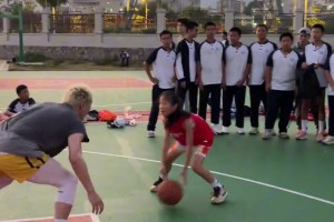 霍华德此前称姚明防守不行，奥胖听不下去，直接举例打脸魔兽