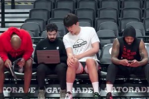 进步显著！杨瀚森无需翻译陪同，直接与助教复盘录像&参与训练！