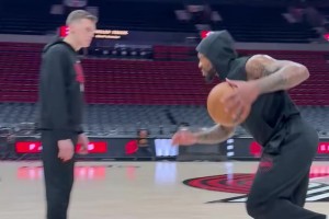 这状态看起来很不错啊！利拉德已经开始训练急停&后撤步三分~