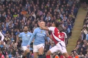 国外网友：哈兰德曾连续两次撞翻阿森纳的钢铁防线