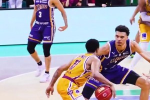 登哥和库里笑疯了！杜兰特谈第一次见到库里：还以为他是个白人