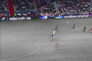 游戏都不敢这么玩！诺伊尔出击到对手半场头球解围！