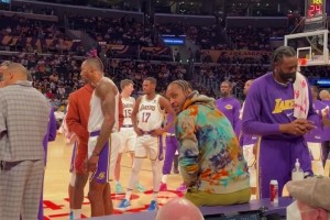 孙悦：乘飞机坐在科比旁边压力很大，可能因为没人愿意跟他坐一块