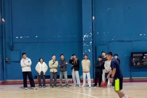 丁佳宁演示南斯拉夫步：这属于走步，詹姆斯经常用，但比赛中一般不会吹