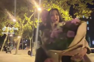 难忘瞬间！昨晚在巴塞罗那，梅西出现在一对情侣的视频背景中