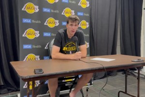 里夫斯赛后称赞八村塁：他现在的防守和进攻一样出色！