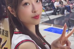 画面喜感！最后时刻，泰伦-卢将战术板交给助教范甘迪，自己站在一旁