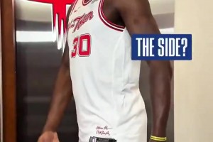 广东拿下全运男篮金牌后，杜锋相当开心，和场边众人握手交谈