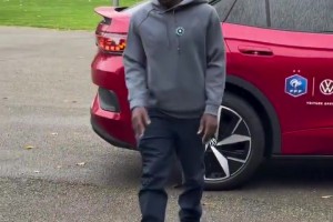 金钱和名望对他毫无影响！一身朴素的坎特抵达国家队报道