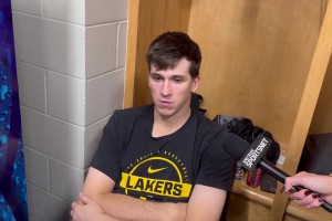 新秀该干的活！杨瀚森和乐福为队里过生日的总经理助理唱歌！