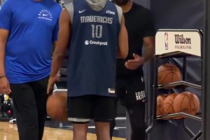 欧文即使受伤也在默默地为球队复出，训练期间指导队员！！