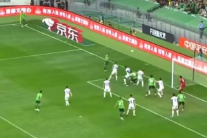 从看台上意大利球迷的反应便能看出泽林斯基这一脚有多恐怖