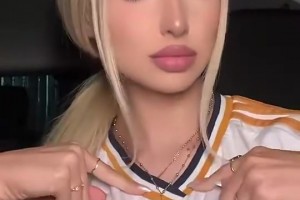皇马美女球迷拿着巴萨球衣：我爱皇马，巴萨emmmm